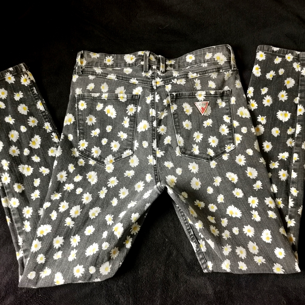 Beautiful 901 Original Guess ~ Daisy🌼Jeans. Size 31